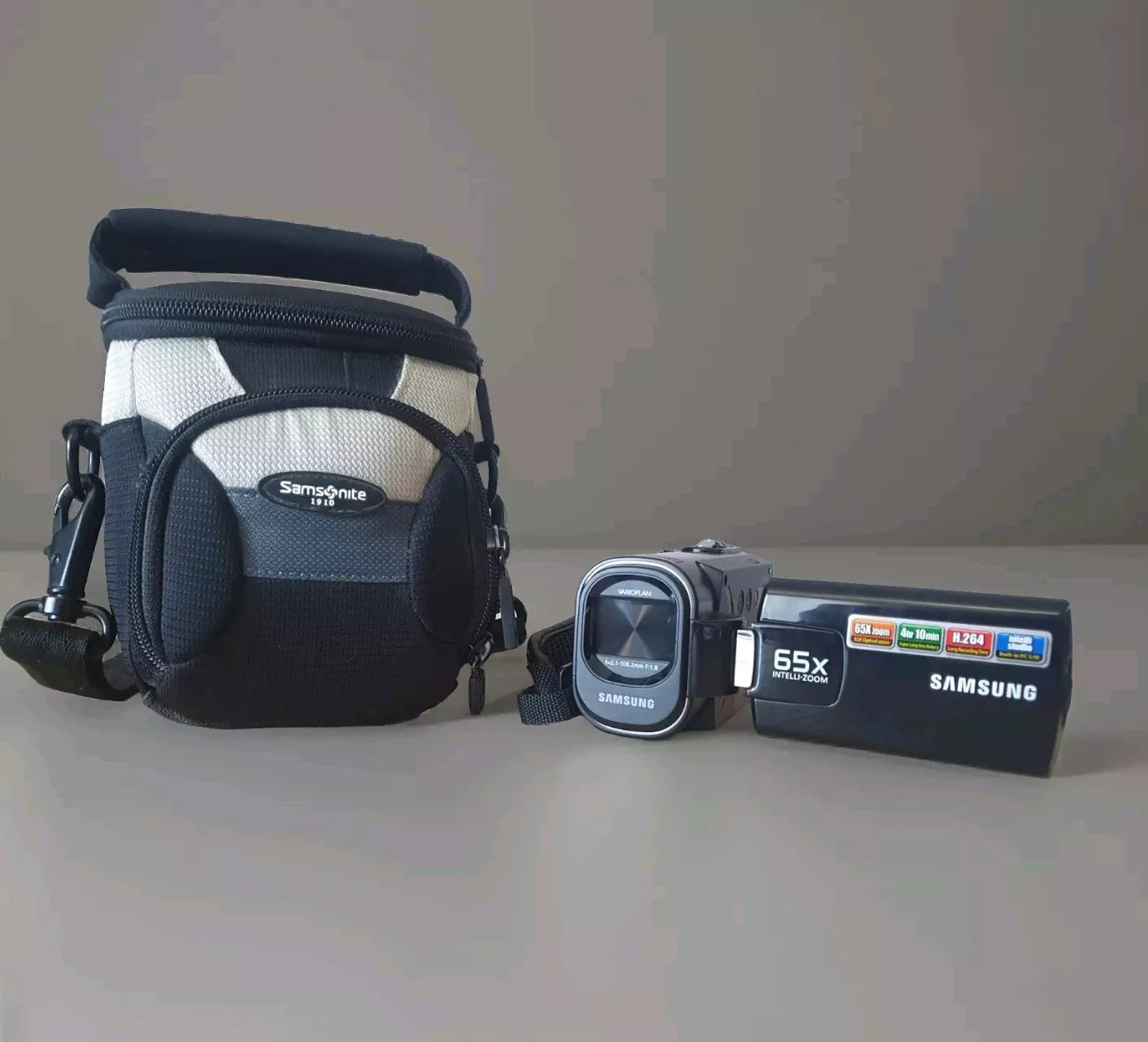 Samsung Memory Camcorder SMX-F40BP Hyper DIS inkl. Zubehörpaket - Ravify - Dein Shop für Retro- und Vintageartikel