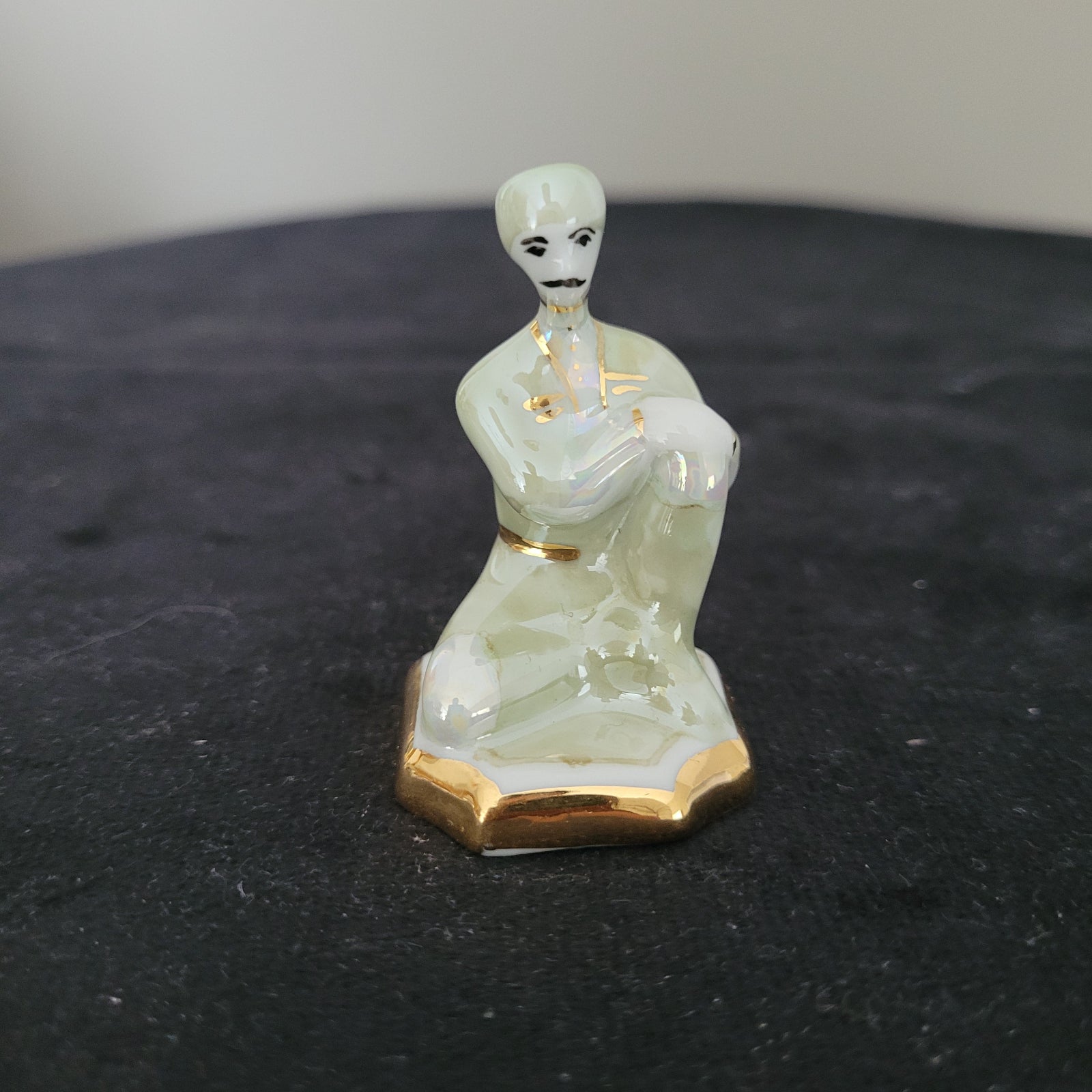 Schach Schachfiguren Porzellan aus Kislovodsk - USSR - Kaukasus Design 80er Jahre - Bauer Figur Vorderseite - auf schwarzem Untergrund und weißem Hintergrund