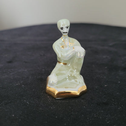 Schach Schachfiguren Porzellan aus Kislovodsk - USSR - Kaukasus Design 80er Jahre - Bauer Figur Vorderseite - auf schwarzem Untergrund und weißem Hintergrund