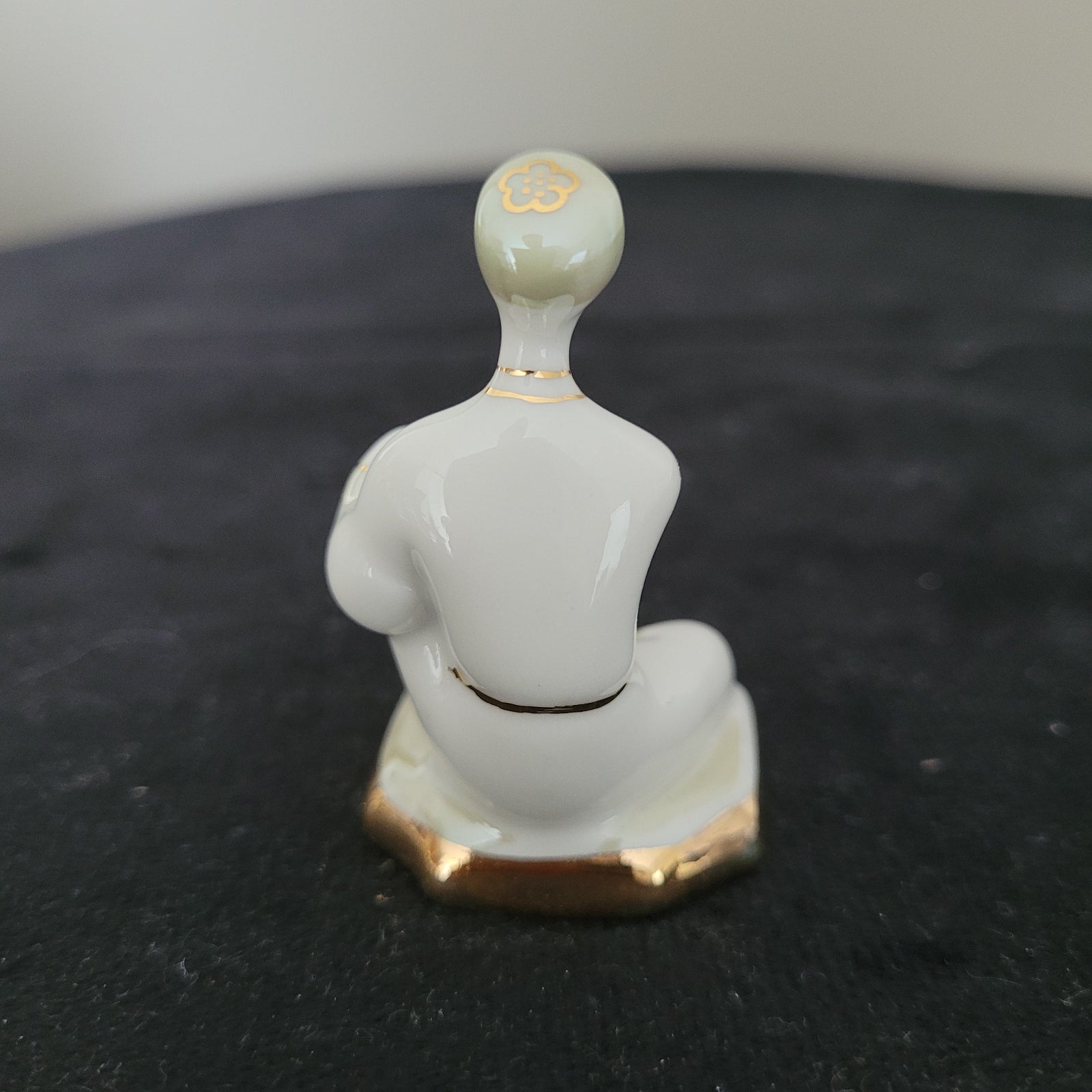 Schach Schachfiguren Porzellan aus Kislovodsk - USSR - Kaukasus Design 80er Jahre - Bauer Figur Rückseite - auf schwarzem Untergrund und weißem Hintergrund