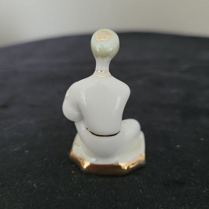 Schach Schachfiguren Porzellan aus Kislovodsk - USSR - Kaukasus Design 80er Jahre - Bauer Figur Rückseite - auf schwarzem Untergrund und weißem Hintergrund