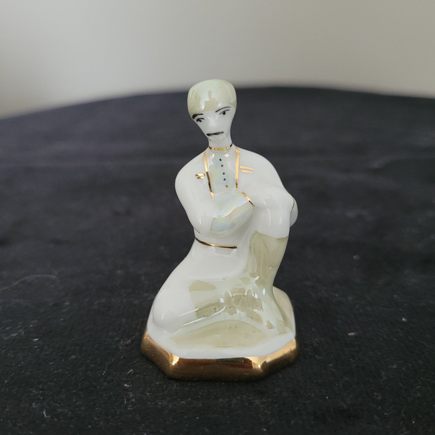 Schach Schachfiguren Porzellan aus Kislovodsk - USSR - Kaukasus Design 80er Jahre - Bauer Figur Vorderseite - auf schwarzem Untergrund und weißem Hintergrund