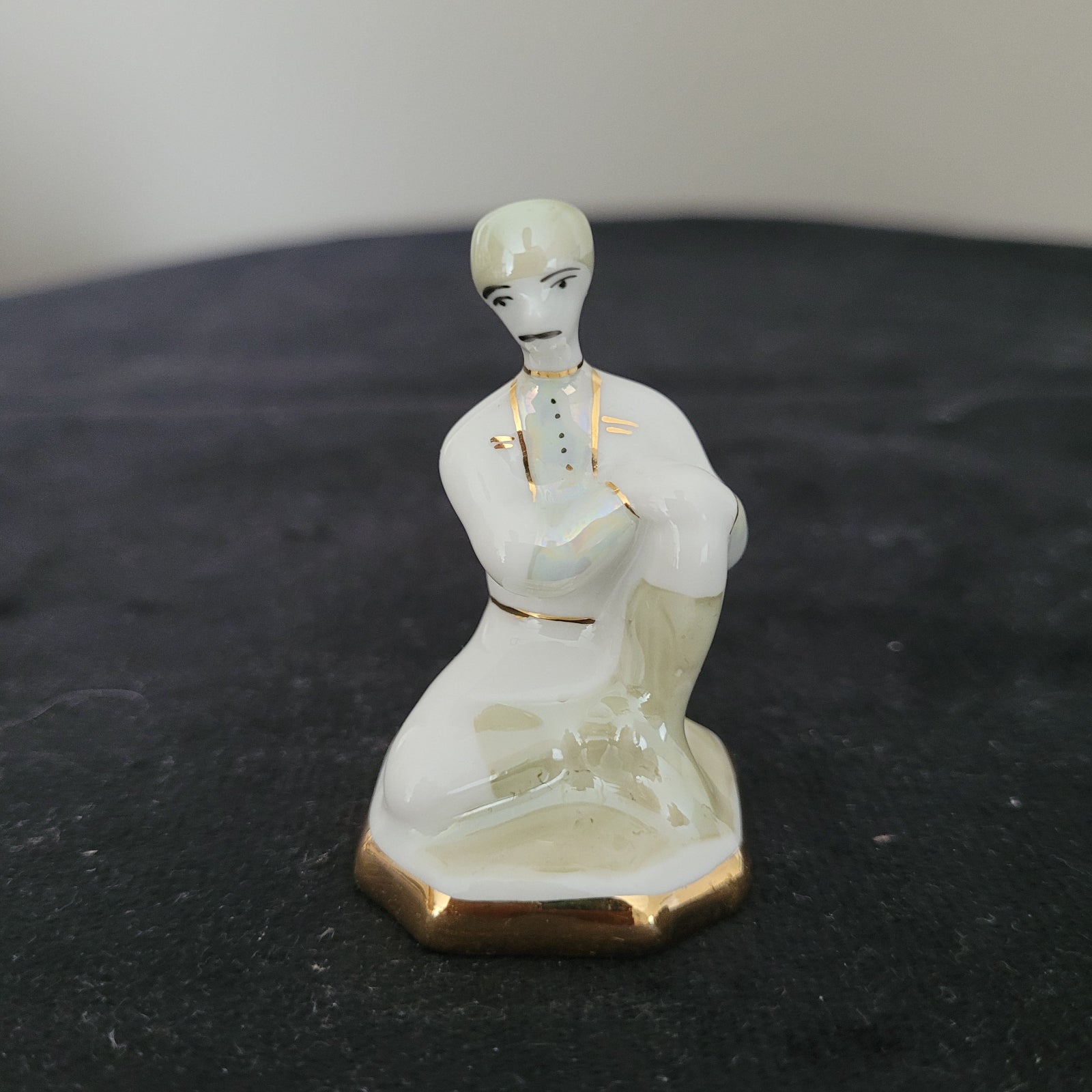 Schach Schachfiguren Porzellan aus Kislovodsk - USSR - Kaukasus Design 80er Jahre - Bauer Figur Vorderseite - auf schwarzem Untergrund und weißem Hintergrund