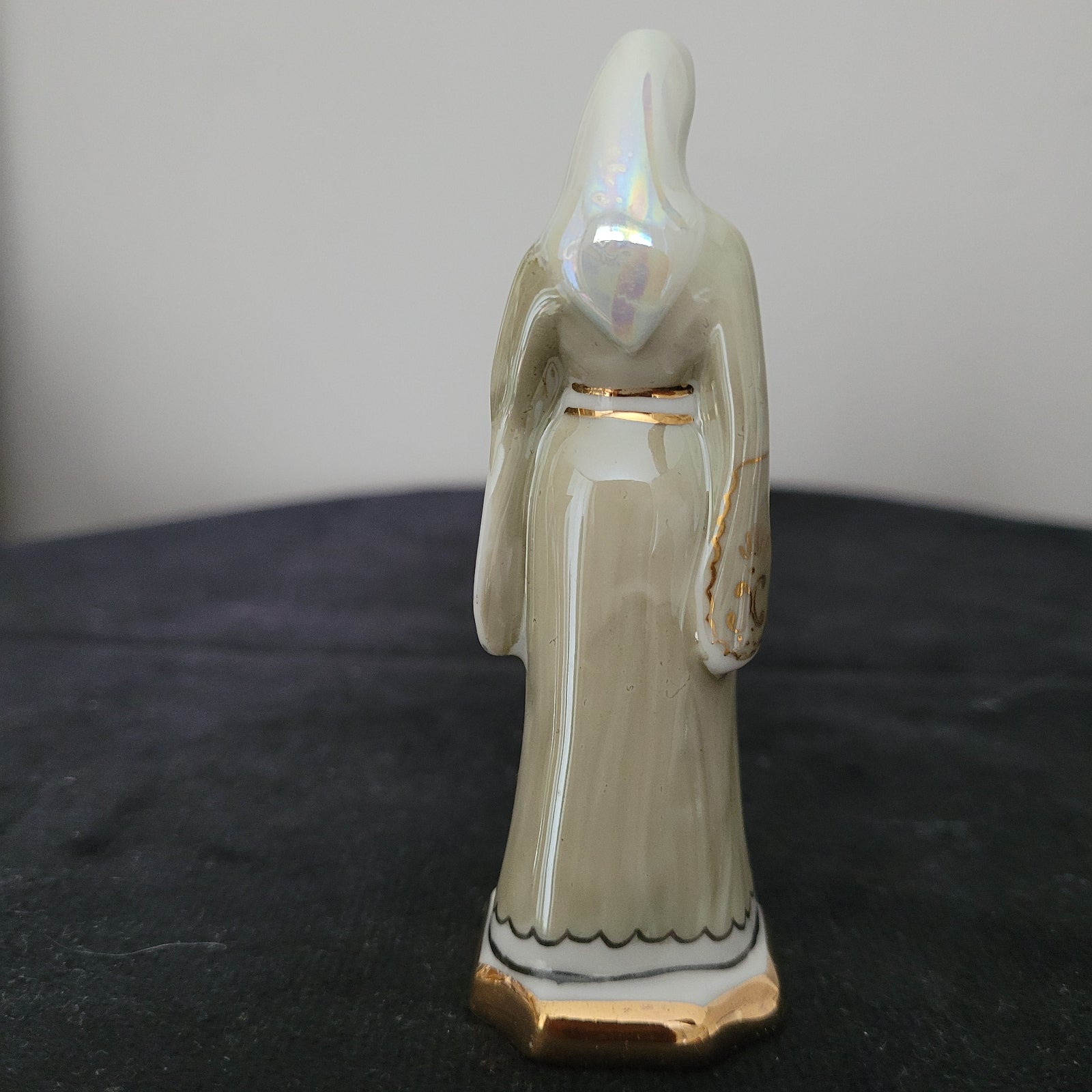 Schach Schachfiguren Porzellan aus Kislovodsk - USSR - Kaukasus Design 80er Jahre - Damen Figur Rückseite - auf schwarzem Untergrund und weißem Hintergrund