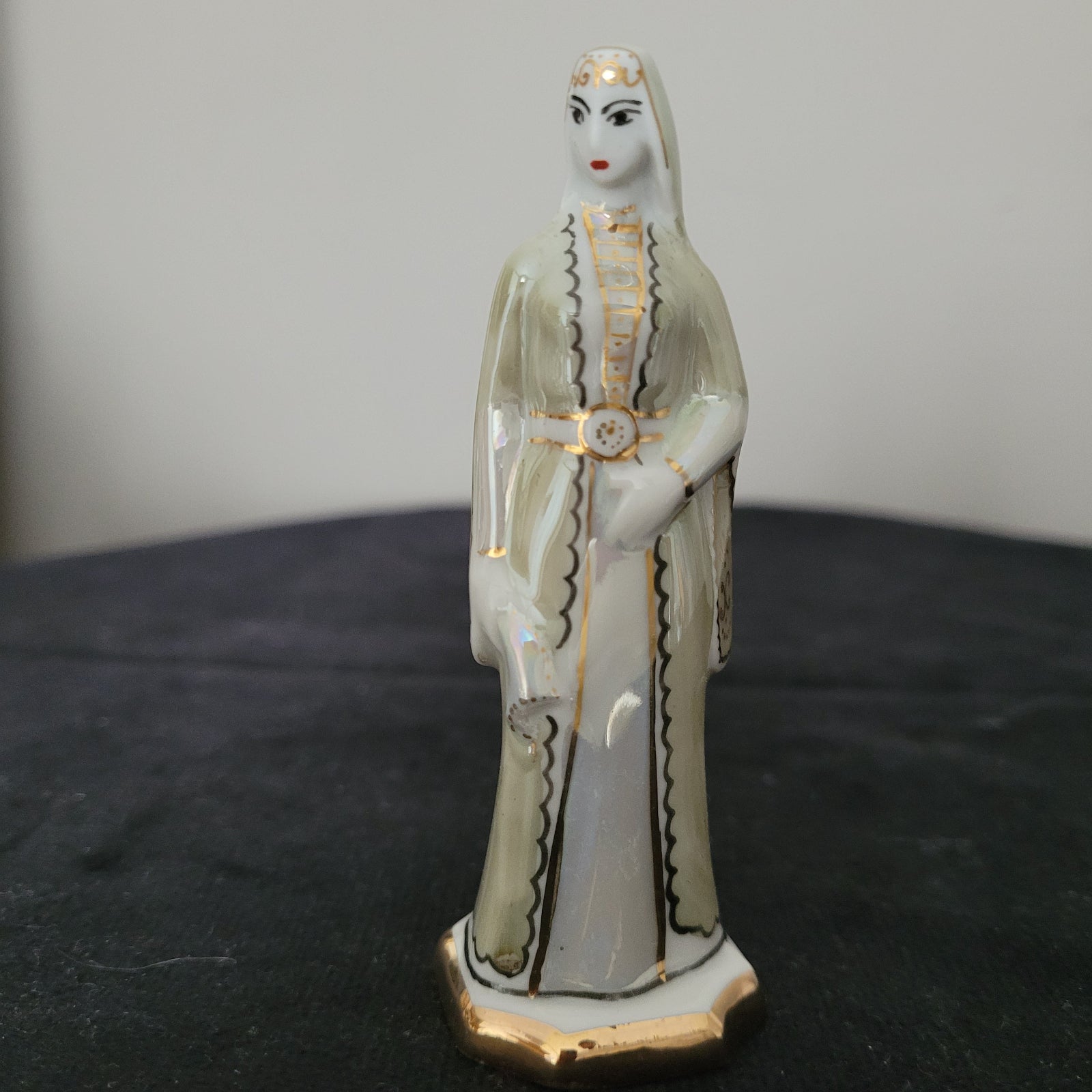 Schach Schachfiguren Porzellan aus Kislovodsk - USSR - Kaukasus Design 80er Jahre - Damen Figur Vorderseite - auf schwarzem Untergrund und weißem Hintergrund