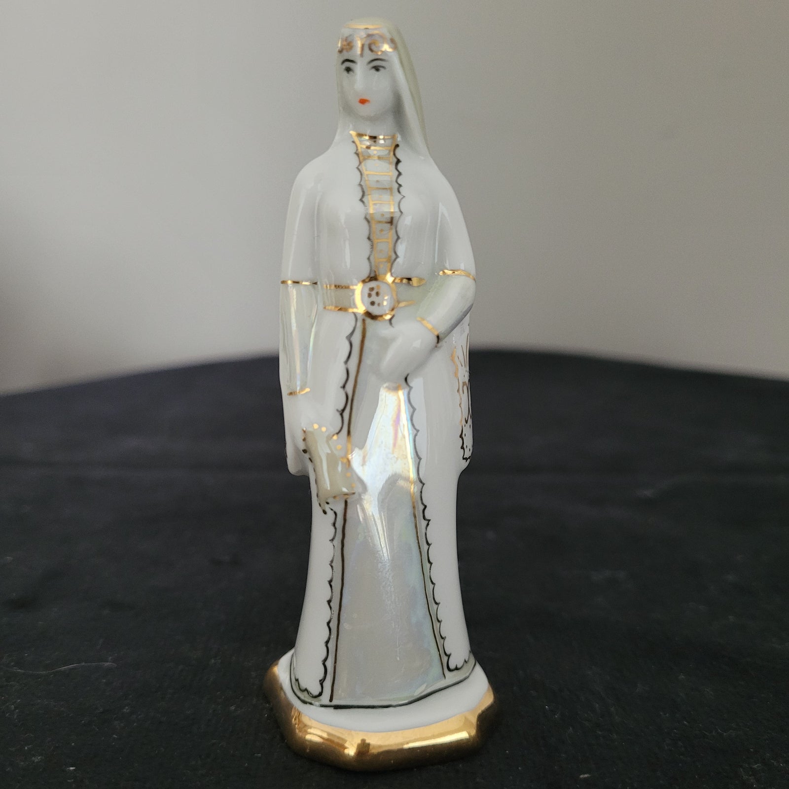 Schach Schachfiguren Porzellan aus Kislovodsk - USSR - Kaukasus Design 80er Jahre - Dame Figur Vorderseite - auf schwarzem Untergrund und weißem Hintergrund