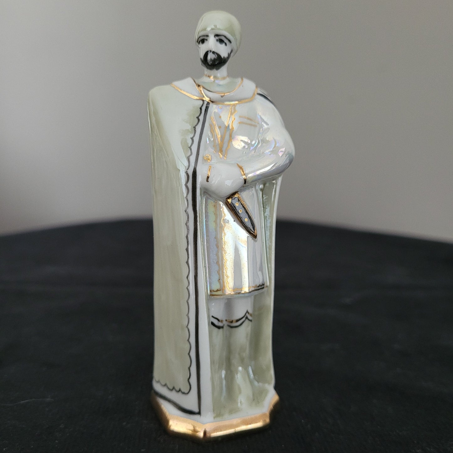 Schach Schachfiguren Porzellan aus Kislovodsk - USSR - Kaukasus Design 80er Jahre - König Figur Vorderseite - auf schwarzem Untergrund und weißem Hintergrund