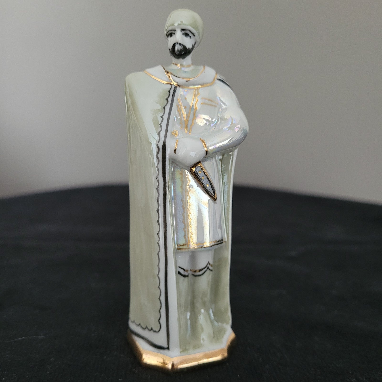 Schach Schachfiguren Porzellan aus Kislovodsk - USSR - Kaukasus Design 80er Jahre - König Figur Vorderseite - auf schwarzem Untergrund und weißem Hintergrund