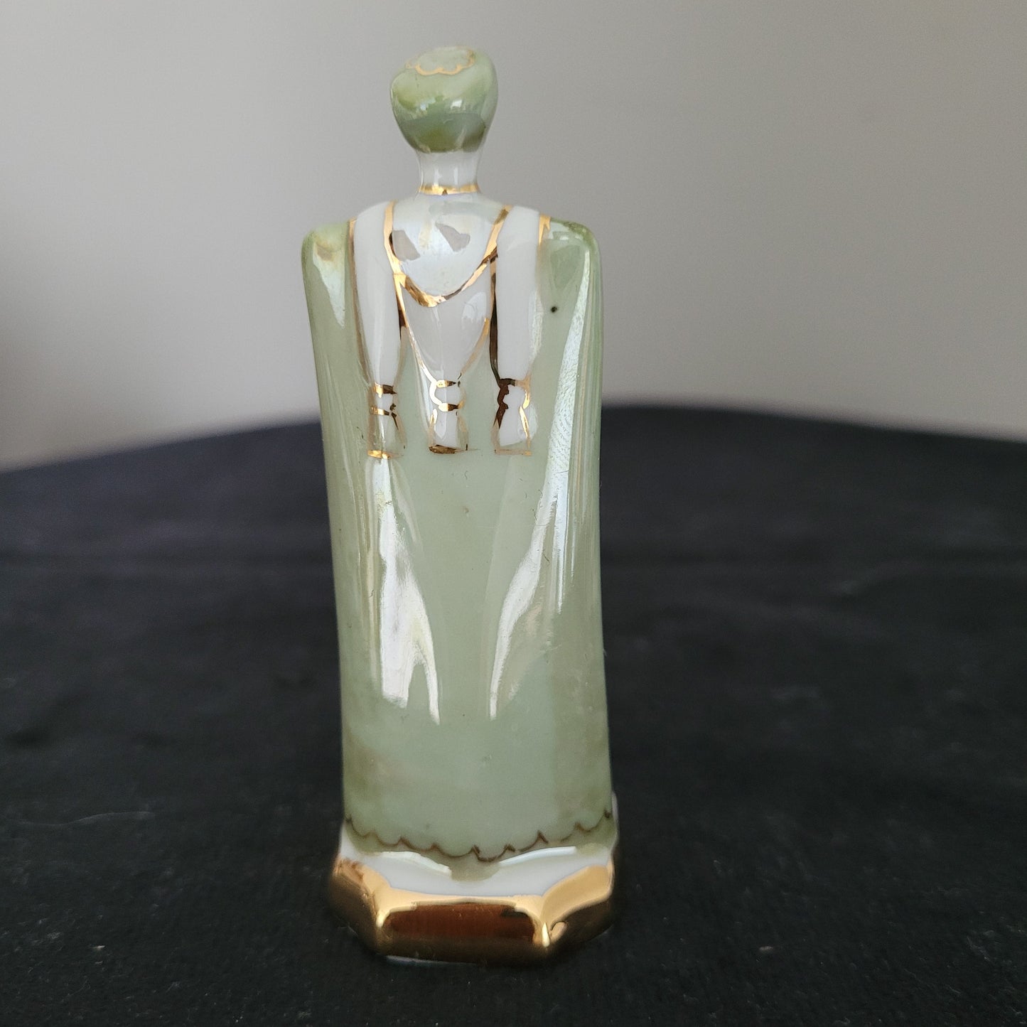 Schach Schachfiguren Porzellan aus Kislovodsk - USSR - Kaukasus Design 80er Jahre - Läufer Figur Rückseite - auf schwarzem Untergrund und weißem Hintergrund