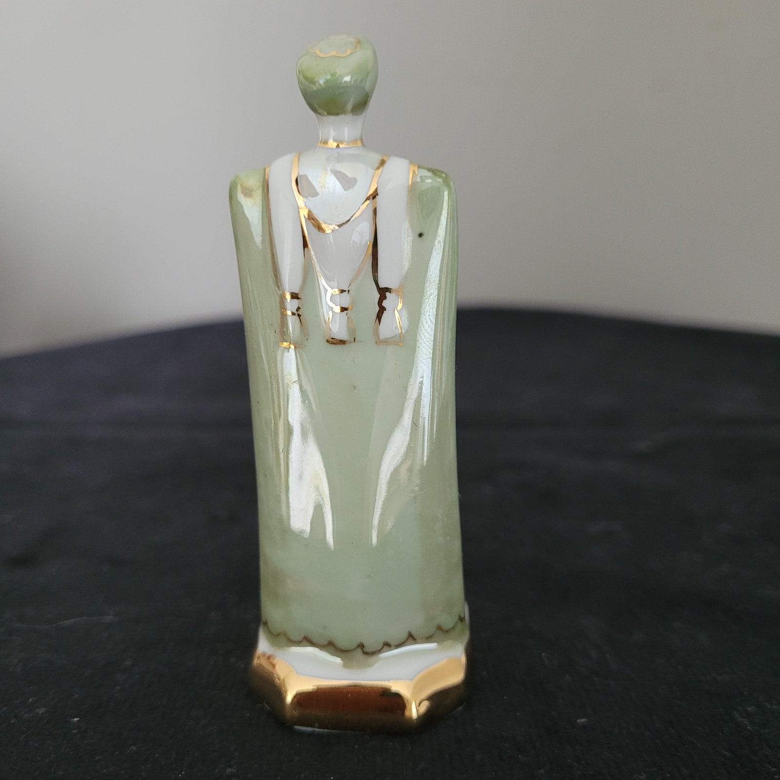 Schach Schachfiguren Porzellan aus Kislovodsk - USSR - Kaukasus Design 80er Jahre - Läufer Figur Rückseite - auf schwarzem Untergrund und weißem Hintergrund