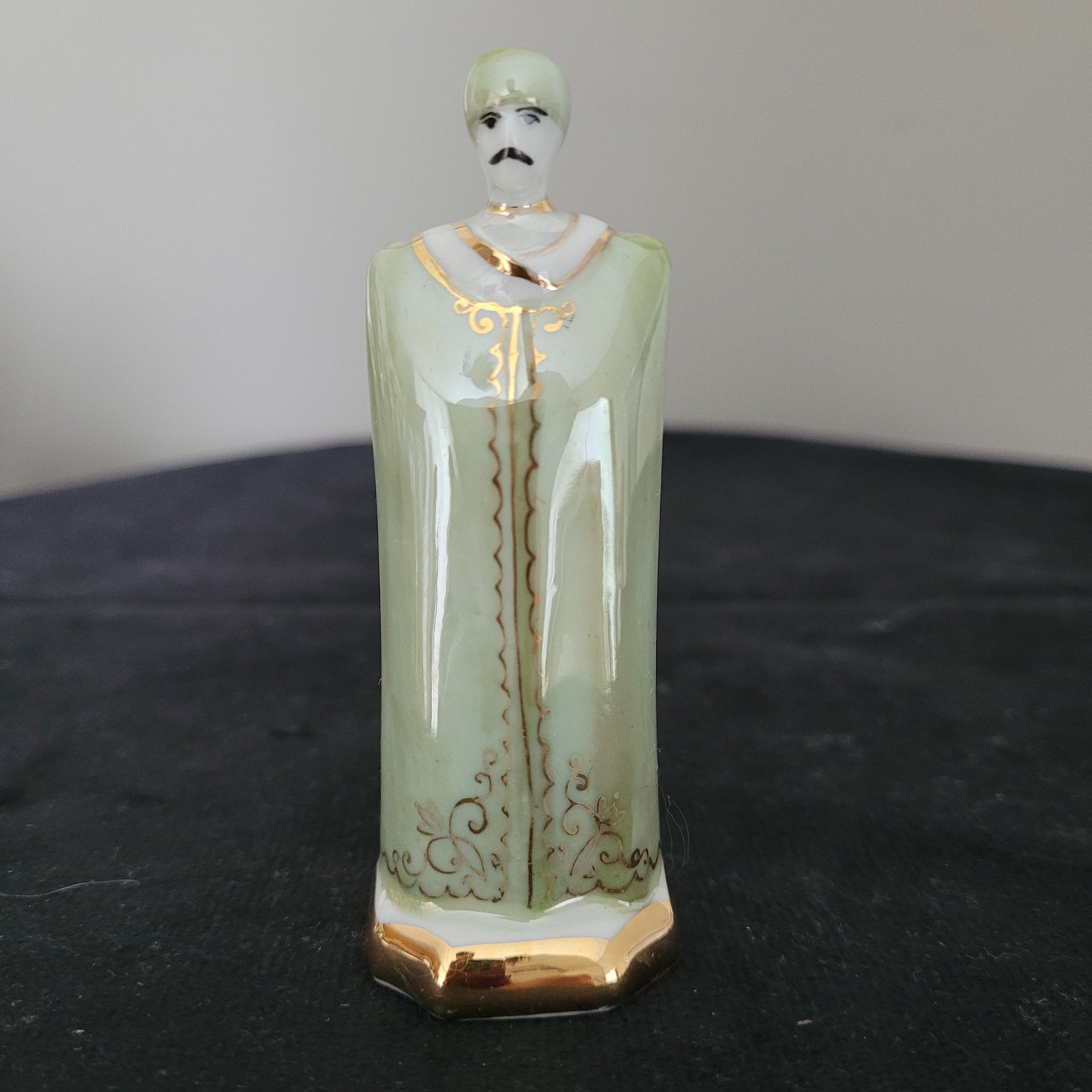 Schach Schachfiguren Porzellan aus Kislovodsk - USSR - Kaukasus Design 80er Jahre - Läufer Figur Vorderseite - auf schwarzem Untergrund und weißem Hintergrund
