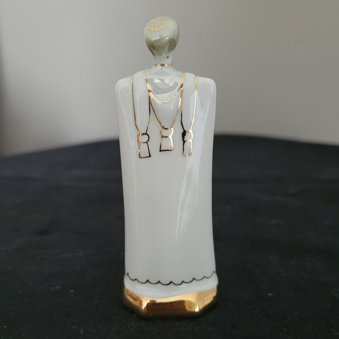 Schach Schachfiguren Porzellan aus Kislovodsk - USSR - Kaukasus Design 80er Jahre - Läufer Figur Rückseite - auf schwarzem Untergrund und weißem Hintergrund
