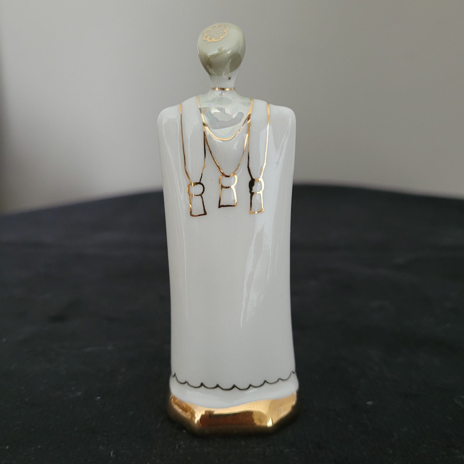 Schach Schachfiguren Porzellan aus Kislovodsk - USSR - Kaukasus Design 80er Jahre - Läufer Figur Rückseite - auf schwarzem Untergrund und weißem Hintergrund