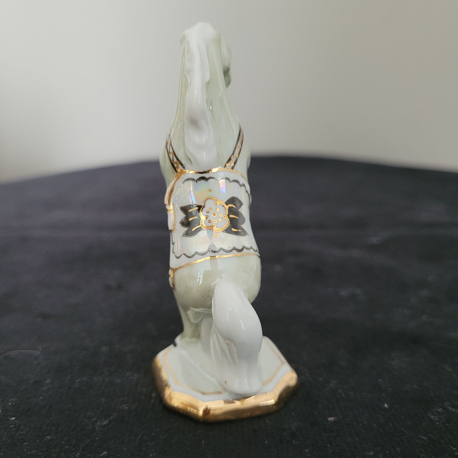 Schach Schachfiguren Porzellan aus Kislovodsk - USSR - Kaukasus Design 80er Jahre - Pferd Figur Rückseite - auf schwarzem Untergrund und weißem Hintergrund