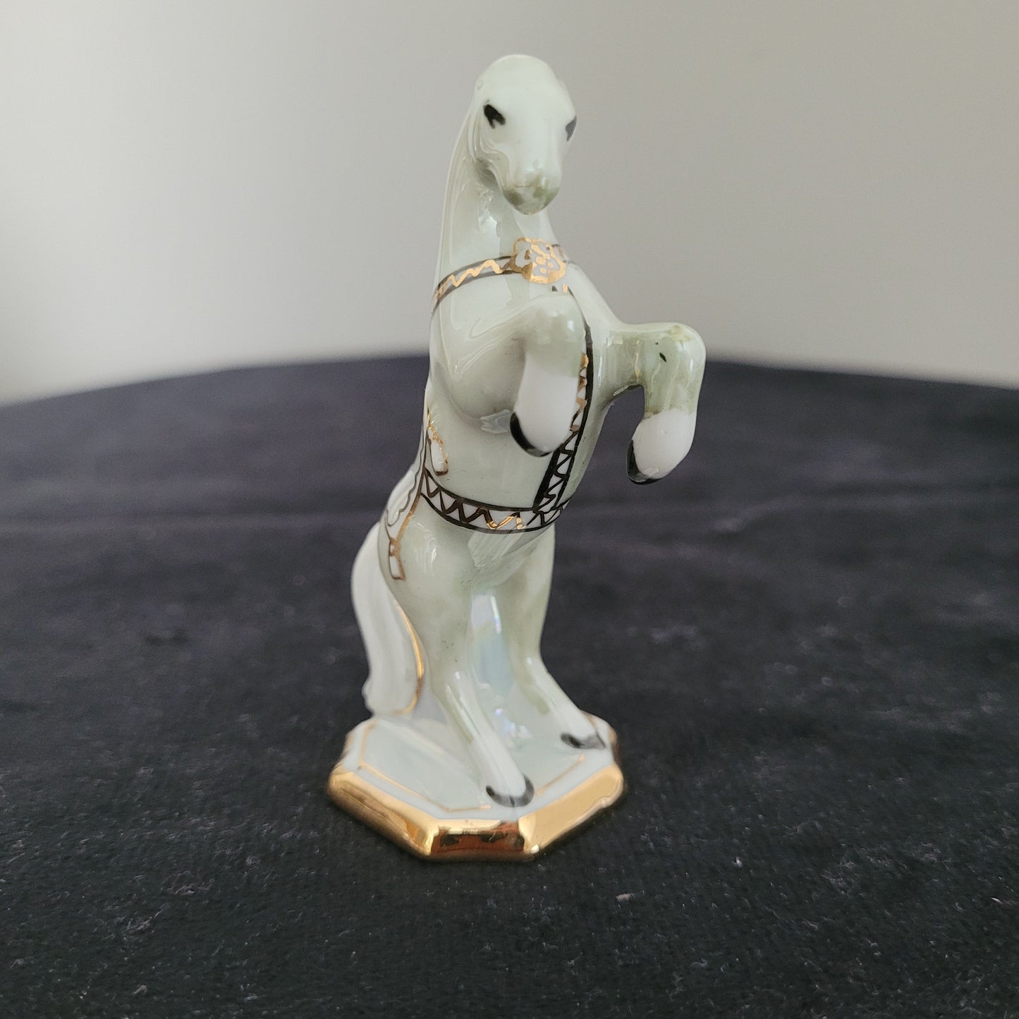 Schach Schachfiguren Porzellan aus Kislovodsk - USSR - Kaukasus Design 80er Jahre - Pferd Figur Vorderseite - auf schwarzem Untergrund und weißem Hintergrund