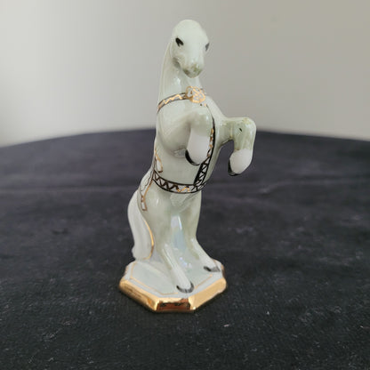 Schach Schachfiguren Porzellan aus Kislovodsk - USSR - Kaukasus Design 80er Jahre - Pferd Figur Vorderseite - auf schwarzem Untergrund und weißem Hintergrund
