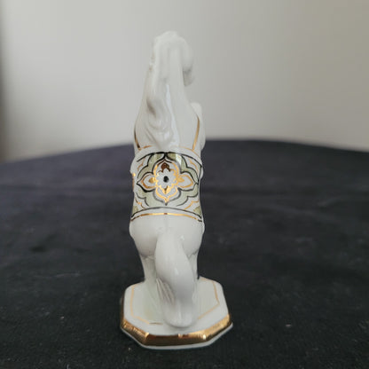 Schach Schachfiguren Porzellan aus Kislovodsk - USSR - Kaukasus Design 80er Jahre - Pferd Figur Rückseite - auf schwarzem Untergrund und weißem Hintergrund