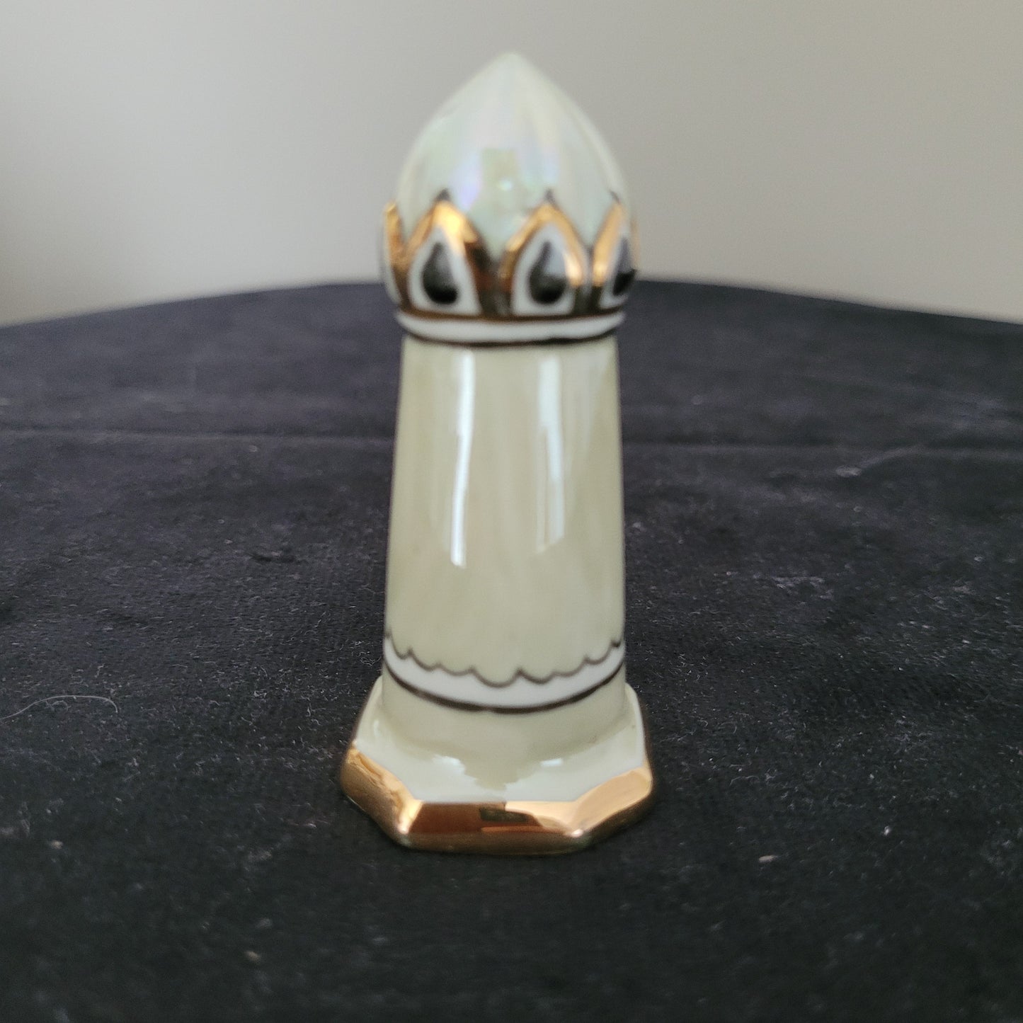 Schach Schachfiguren Porzellan aus Kislovodsk - USSR - Kaukasus Design 80er Jahre - Turm Figur - auf schwarzem Untergrund und weißem Hintergrund