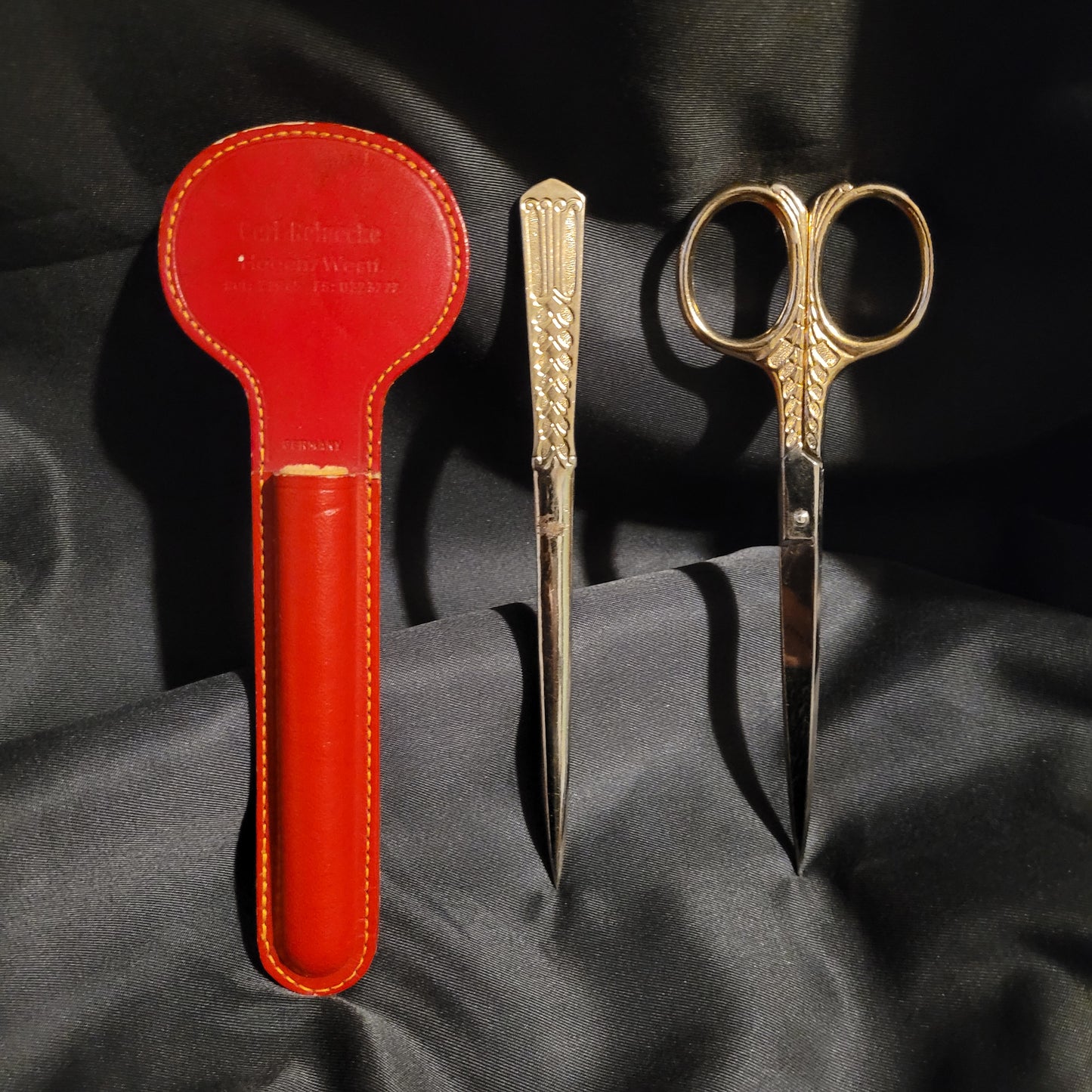 Massives Vintage Schreibtischset mit rotem Lederetui. Vergoldete Schere und Brieföffner in schwerer 380g Ausführung, 'Germany' Prägung auf dem Etui.