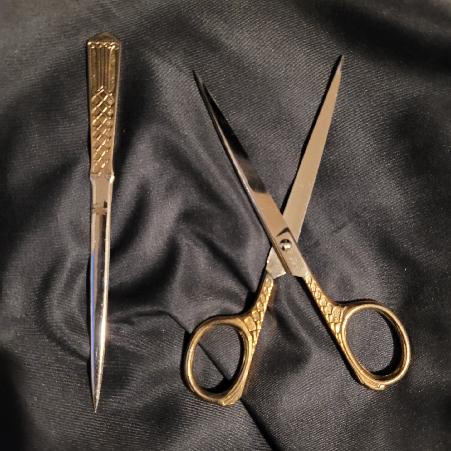 Geöffnete Schreibtischschere (16,5 cm) und Brieföffner (16cm) mit verzierten Gold-Griffen. Hochwertige Vintage Schmiedekunst für das Büro