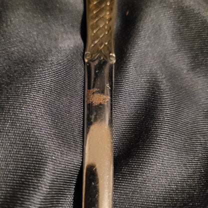 Detailansicht der Gebrauchsspur am Vintage Brieföffner. Vergoldeter Griff mit filigranem Muster und sichtbarer Patina an der Klinge.