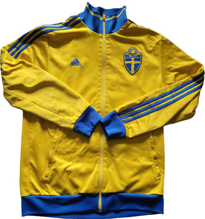 Gelb-blauer Vintage Schweden Trainingsanzug mit Reißverschluss, Adidas-Streifen an den Ärmeln und „Sverige“-Wappen auf der Brust; Größe L, mit elastischen Bündchen und sportlichem Retro-Look.