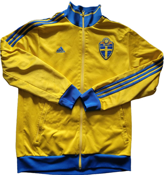 Gelb-blauer Vintage Schweden Trainingsanzug mit Reißverschluss, Adidas-Streifen an den Ärmeln und „Sverige“-Wappen auf der Brust; Größe L, mit elastischen Bündchen und sportlichem Retro-Look.