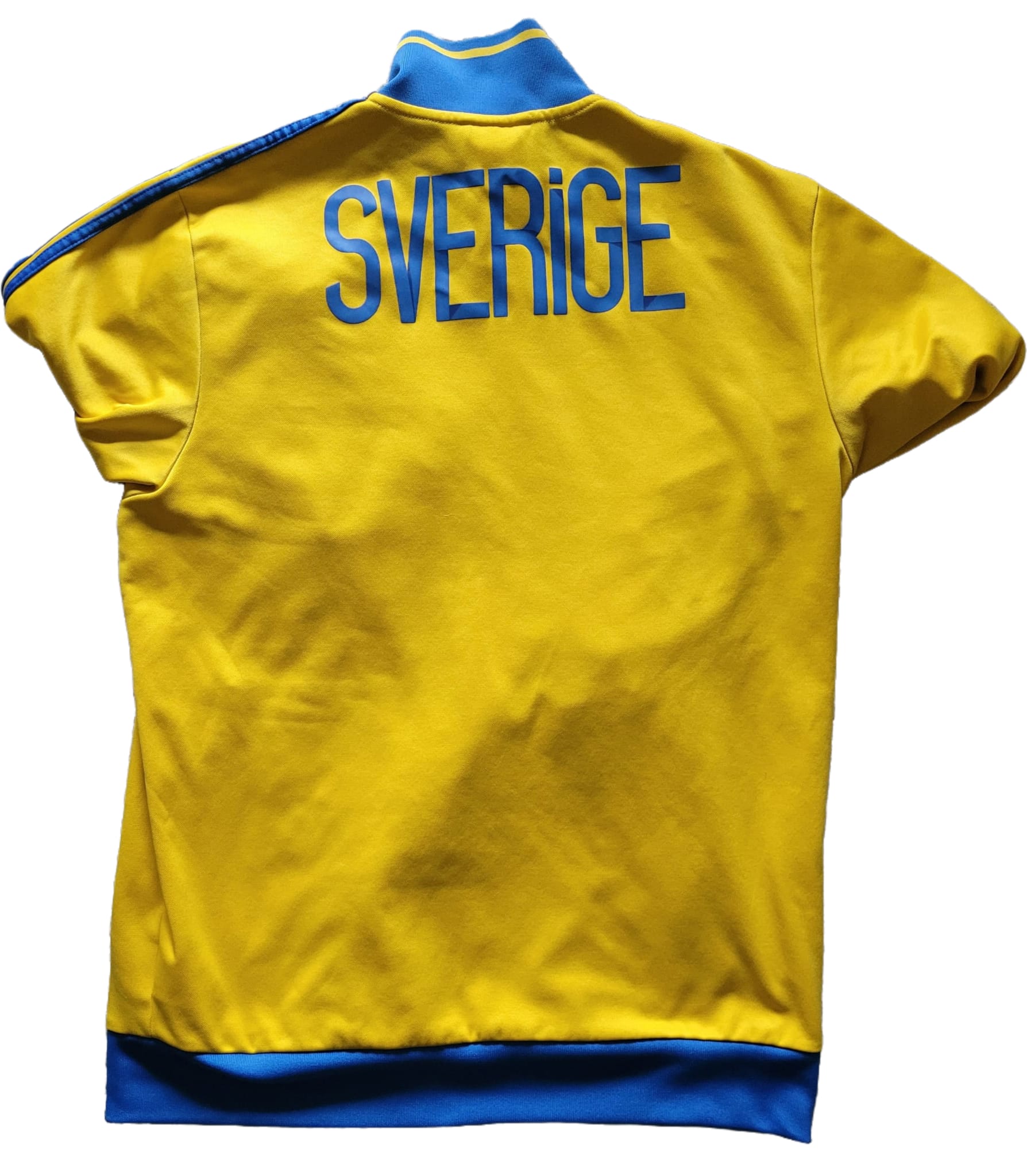 Rückansicht eines gelb-blauen Vintage Schweden Trainingsanzugs mit blauem Kragen, Bündchen und Bund; auf dem Rücken großflächiger „SVERIGE“-Schriftzug in blauen Großbuchstaben – sportlich.