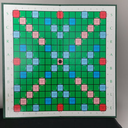Spielbrett der Scrabble Original Club Sonderausgabe. Quadratisches Raster aus 15x15 Feldern mit grünen, blauen, rosa und roten Farbfeldern. Sonderausgabe für Kreuzworträtsel-Fans.