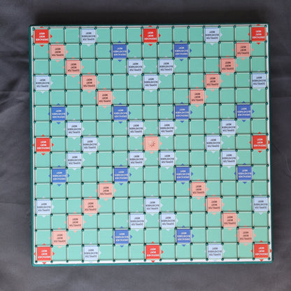 Das Bild zeigt das Spielbrett des Scrabble mit großen Buchstaben – ein hochwertiges Gesellschaftsspiel von Piatnik & Mattel. Die Spielfläche ist mit dem klassischen Scrabble-Design bedruckt und bietet ausreichend Platz für die extra großen Buchstabensteine, die für eine besonders gute Lesbarkeit sorgen. Die stabile und rutschfeste Oberfläche erleichtert das Platzieren der Spielsteine und sorgt für ein angenehmes Spielerlebnis. Der Hintergrund ist schwarz.