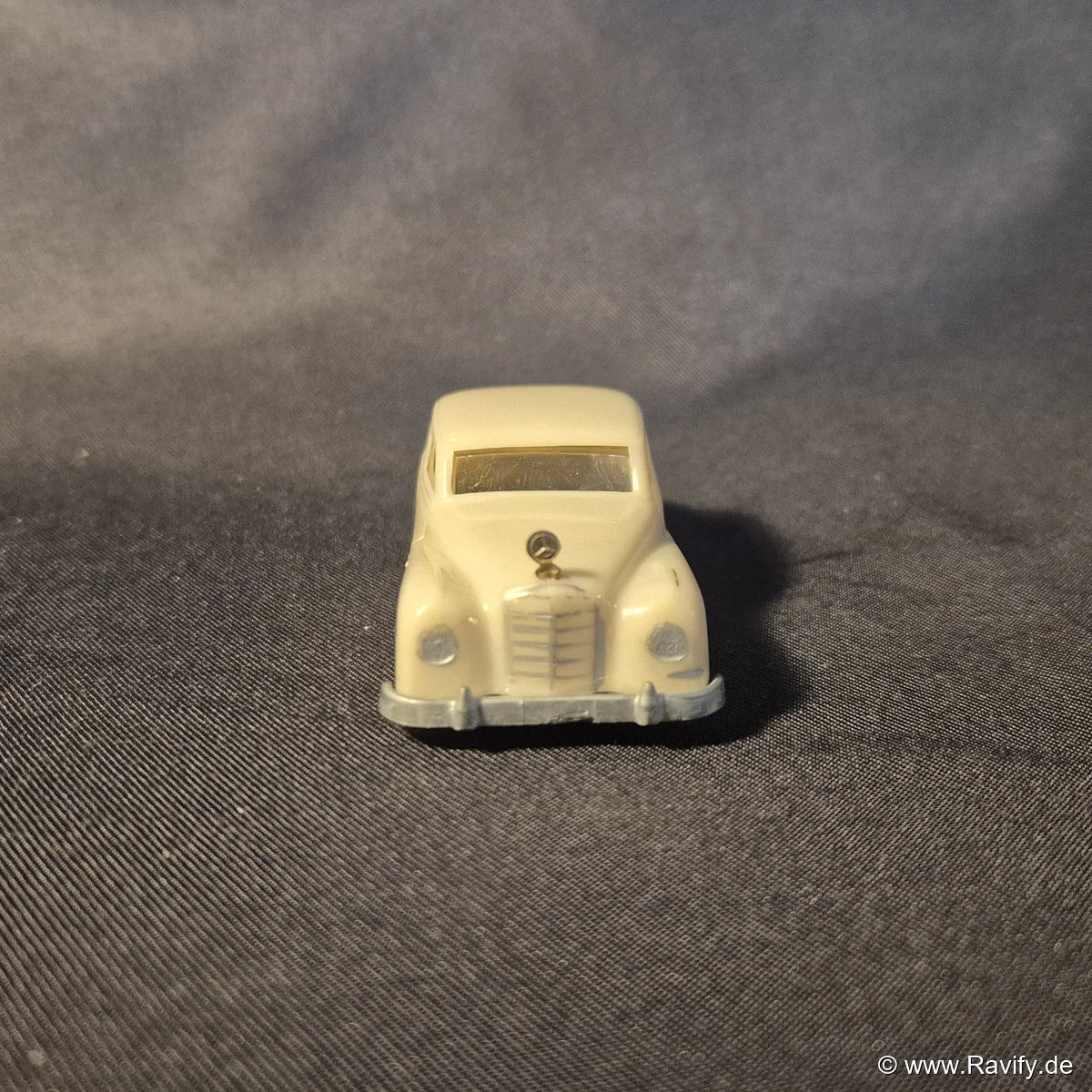 Siku V-Serie V1 Mercedes 300 Frontansicht mit erhabenem Kühlergrill und Mercedes-Stern