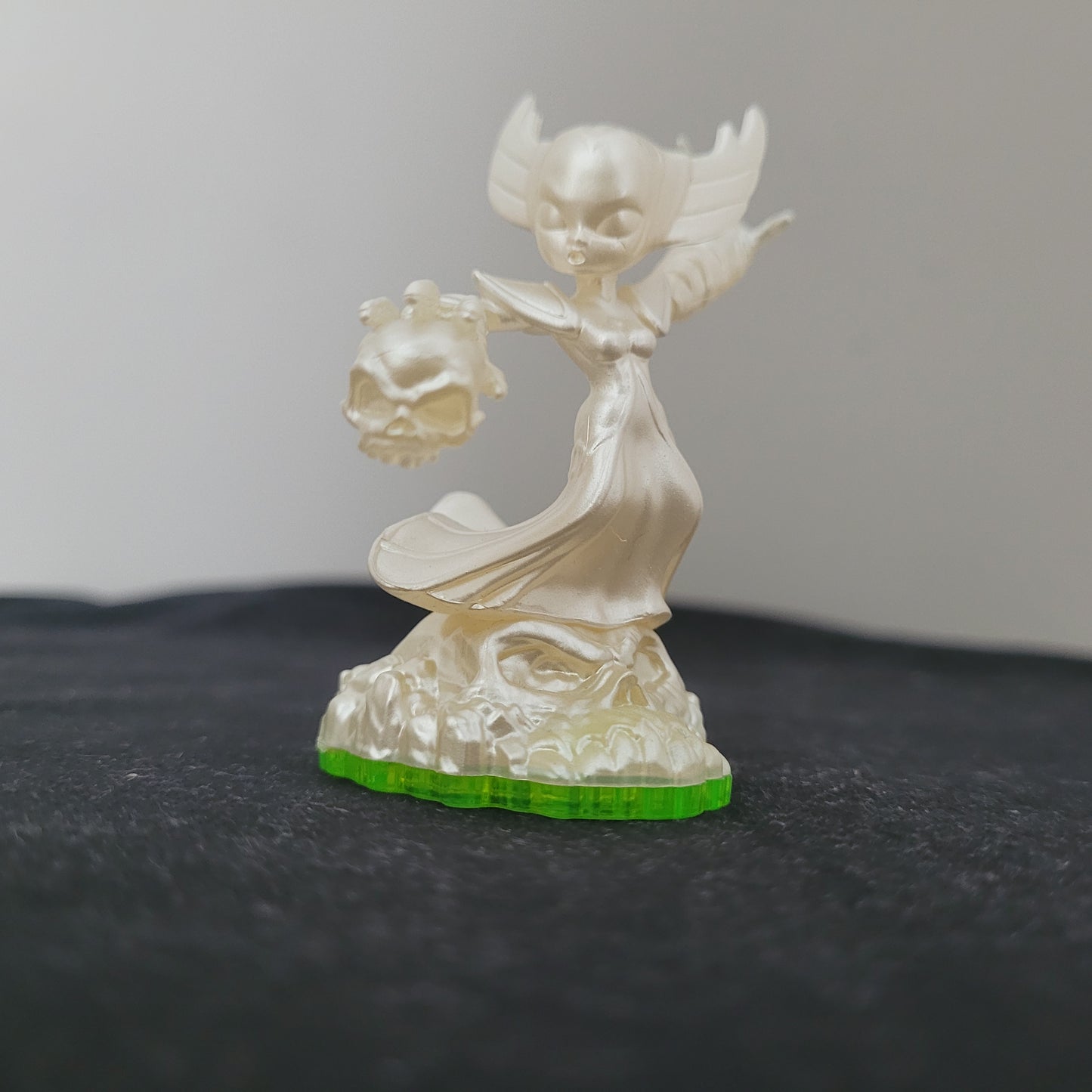 Skylanders Pearl Hex Figur als durchscheinende Chase-Variante mit Flügeln und fließender Robe auf grünem Sockel, detailreiches Sammlerstück und seltene Rarität