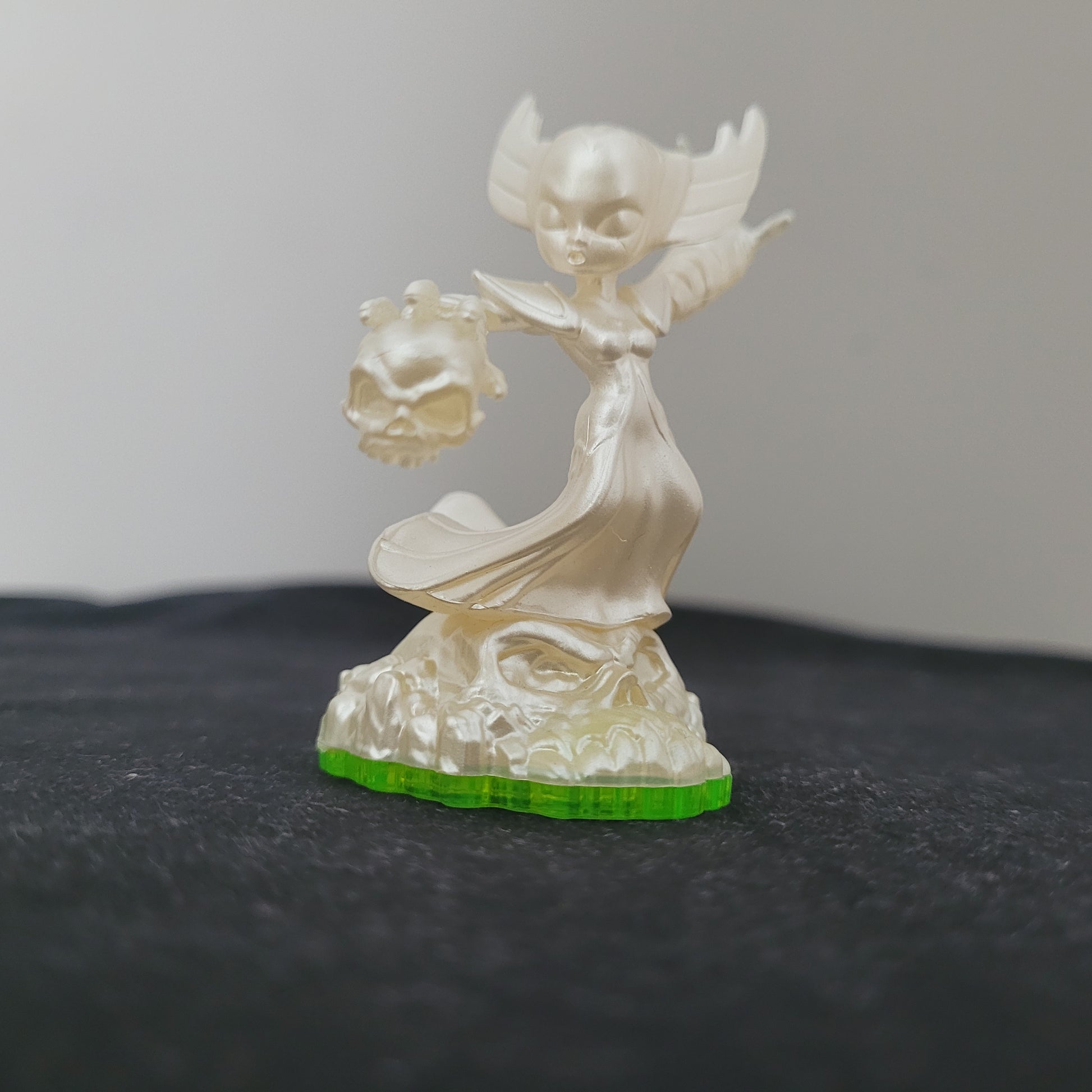 Skylanders Pearl Hex Figur als durchscheinende Chase-Variante mit Flügeln und fließender Robe auf grünem Sockel, detailreiches Sammlerstück und seltene Rarität
