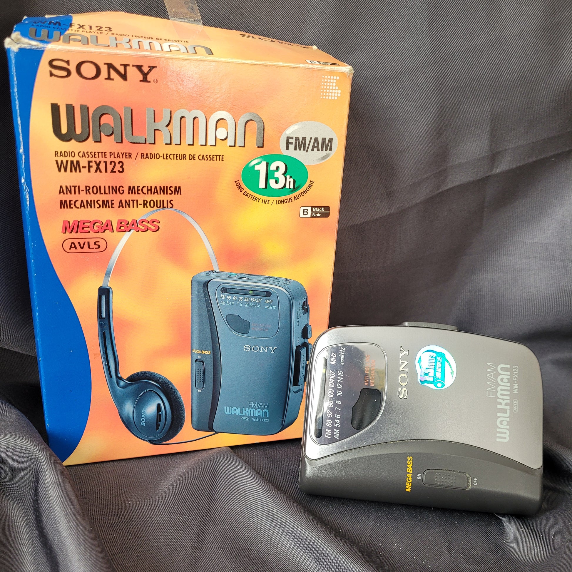 Sony Walkman WM-FX271 Vintage Kassettenspieler mit FM/AM-Radio, Mega Bass und Auto-Reverse, abgebildet mit Originalverpackung – tragbarer Klassiker der 90er Jahre.