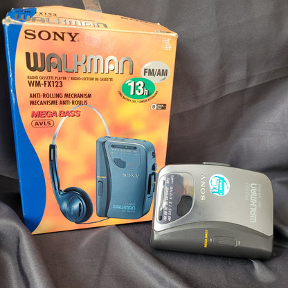 Sony Walkman WM-FX271 Vintage Kassettenspieler mit FM/AM-Radio, Mega Bass und Auto-Reverse, abgebildet mit Originalverpackung – tragbarer Klassiker der 90er Jahre.