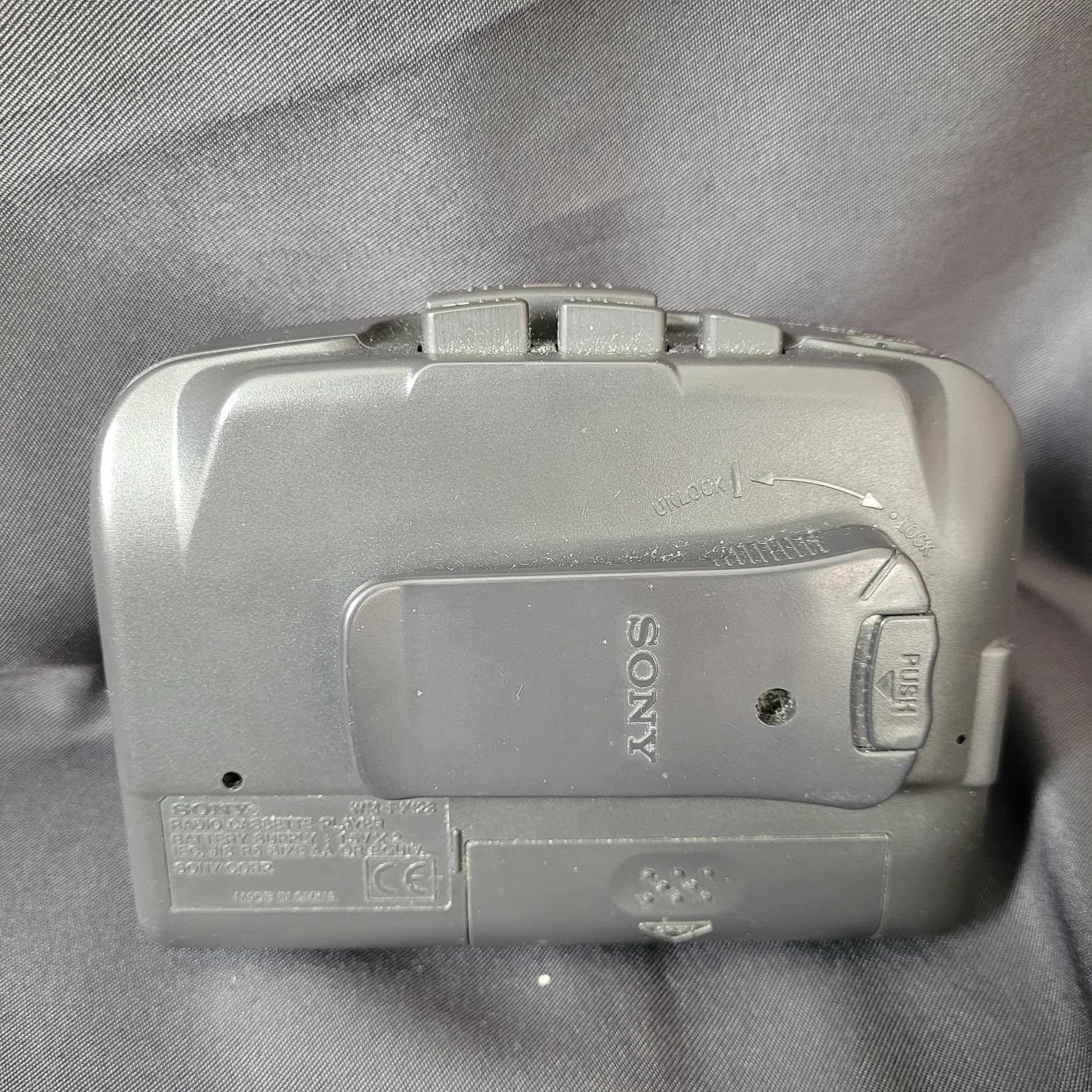 Das Gerät befindet sich in einem guten Zustand mit einigen sichtbaren Gebrauchsspuren. Diese sind altersbedingt, beeinträchtigen die Funktion jedoch nicht und unterstreichen den Vintage-Charakter.