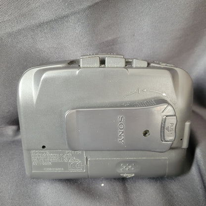 Das Gerät befindet sich in einem guten Zustand mit einigen sichtbaren Gebrauchsspuren. Diese sind altersbedingt, beeinträchtigen die Funktion jedoch nicht und unterstreichen den Vintage-Charakter.