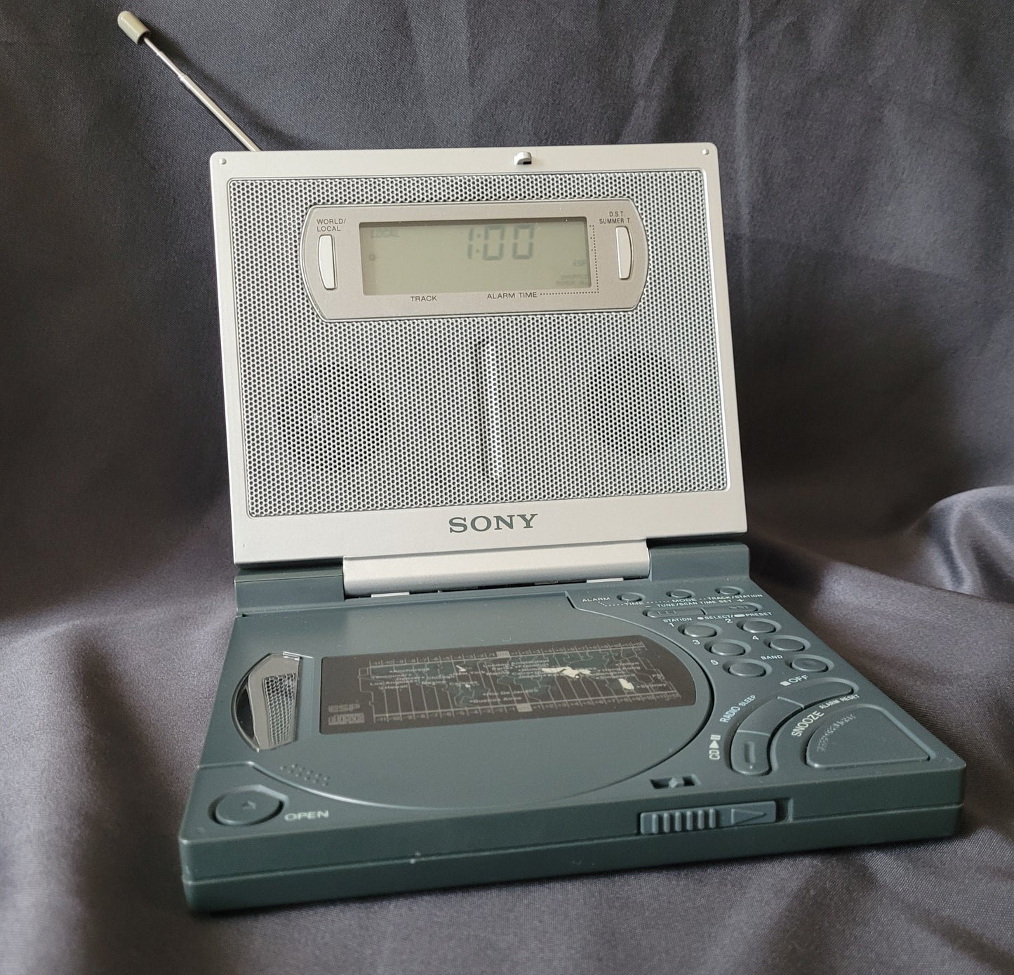 Sony CD Player – Radio – Wecker ICF‑CD2000S – Vintage im klappbaren Design mit digitaler Uhranzeige, ausziehbarer Antenne, integriertem Lautsprecher und Bedienelementen für CD‑, Radio‑ und Weckfunktionen.