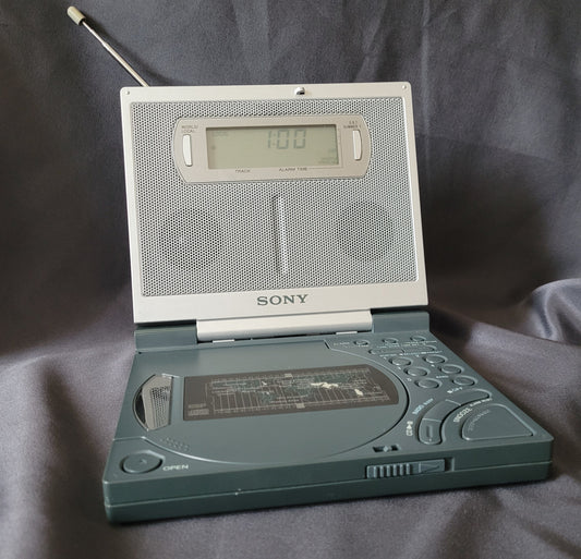 Sony CD Player – Radio – Wecker ICF‑CD2000S – Vintage im klappbaren Design mit digitaler Uhranzeige, ausziehbarer Antenne, integriertem Lautsprecher und Bedienelementen für CD‑, Radio‑ und Weckfunktionen.