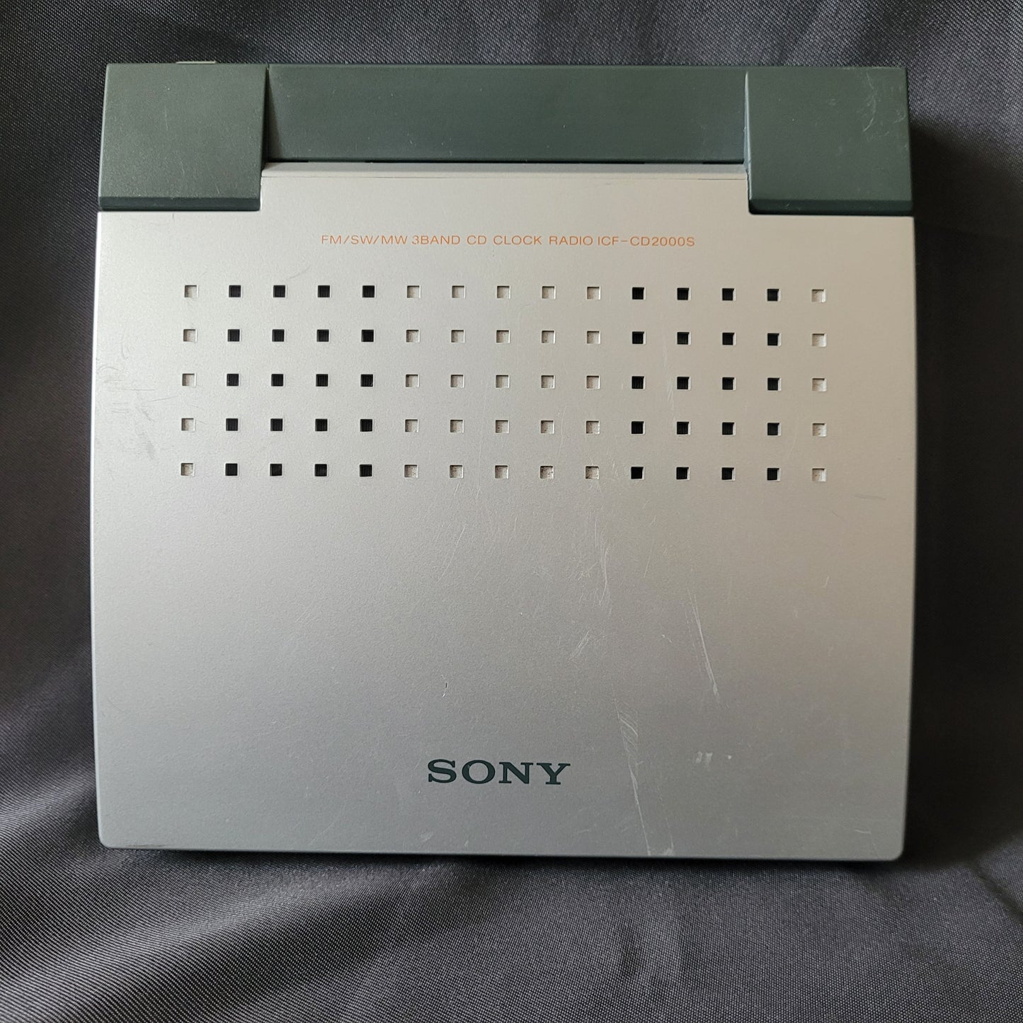 Sony CD Player – Radio – Wecker ICF‑CD2000S – Vintage im klappbaren Design mit digitaler Uhranzeige, ausziehbarer Antenne, integriertem Lautsprecher und Bedienelementen für CD‑, Radio‑ und Weckfunktionen..