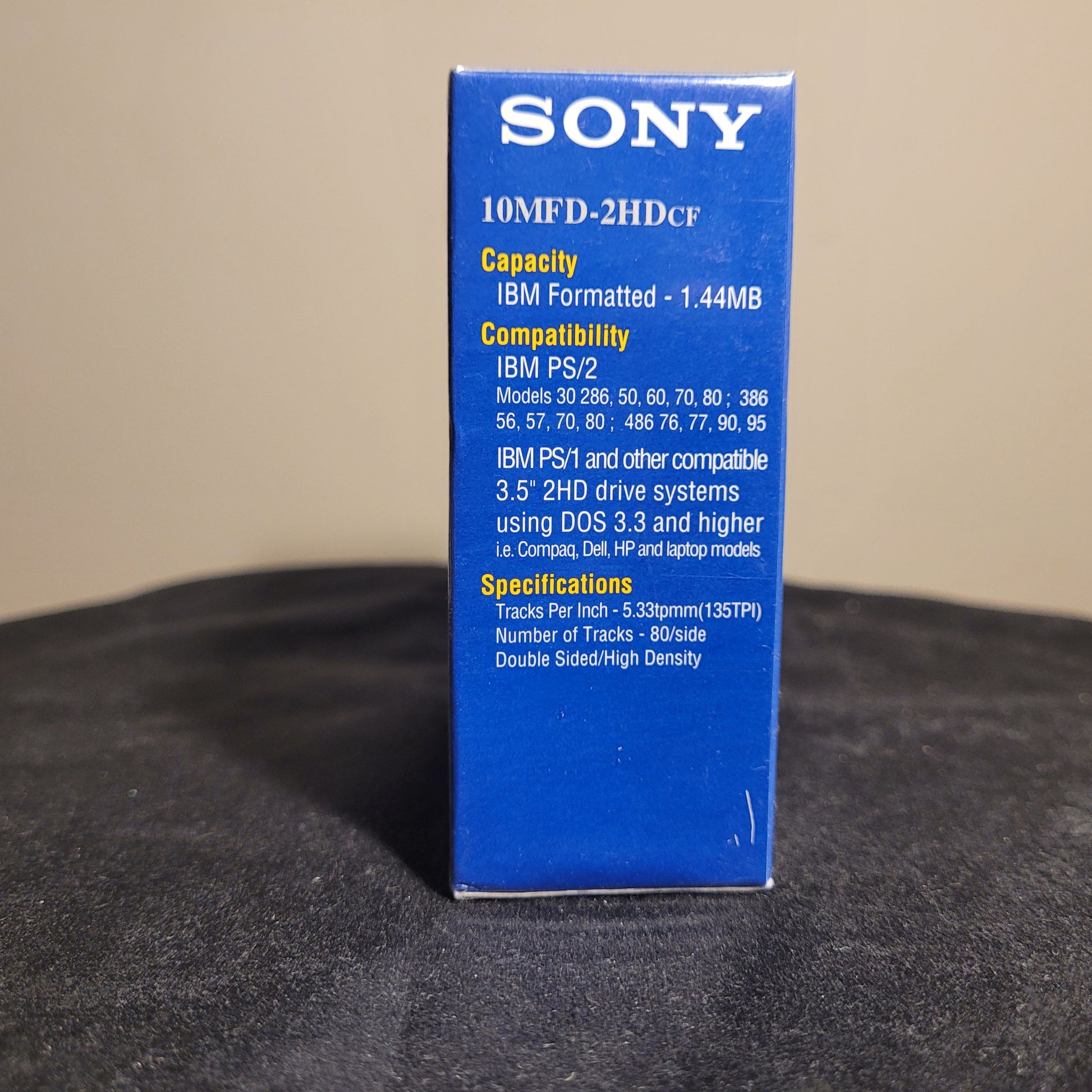 Sony Disketten 3,5 Zoll 2HD – 1,44 MB High‑Density, IBM‑formatiert, Vintage‑Speichermedien im 10er‑Pack mit farbiger Verpackung und Superheld‑Motiv, Aufdruck „Your data is precious… Save it!“ in mehreren Sprachen.