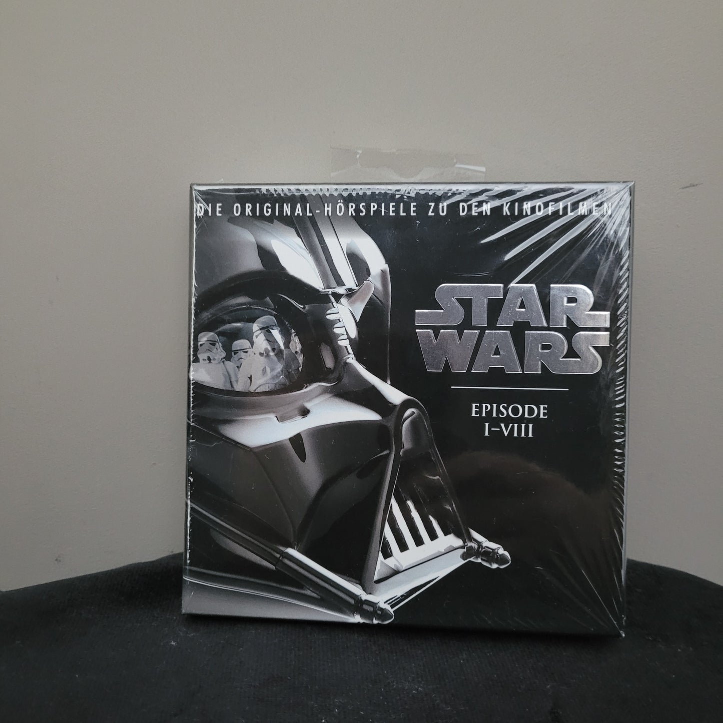 Star Wars Hörspiele CD Episode I-VII 1-7 – Art. 383032, OVP Das Bild zeigt die originalverpackte Star Wars Hörspiele CD Episode I-VII 1-7, ein hochwertiges Set mit sieben fesselnden Episoden. Die Verpackung trägt die eindeutige Artikelnummer 383032 sowie die EAN 4006083830325, wodurch das Produkt leicht identifizierbar ist.