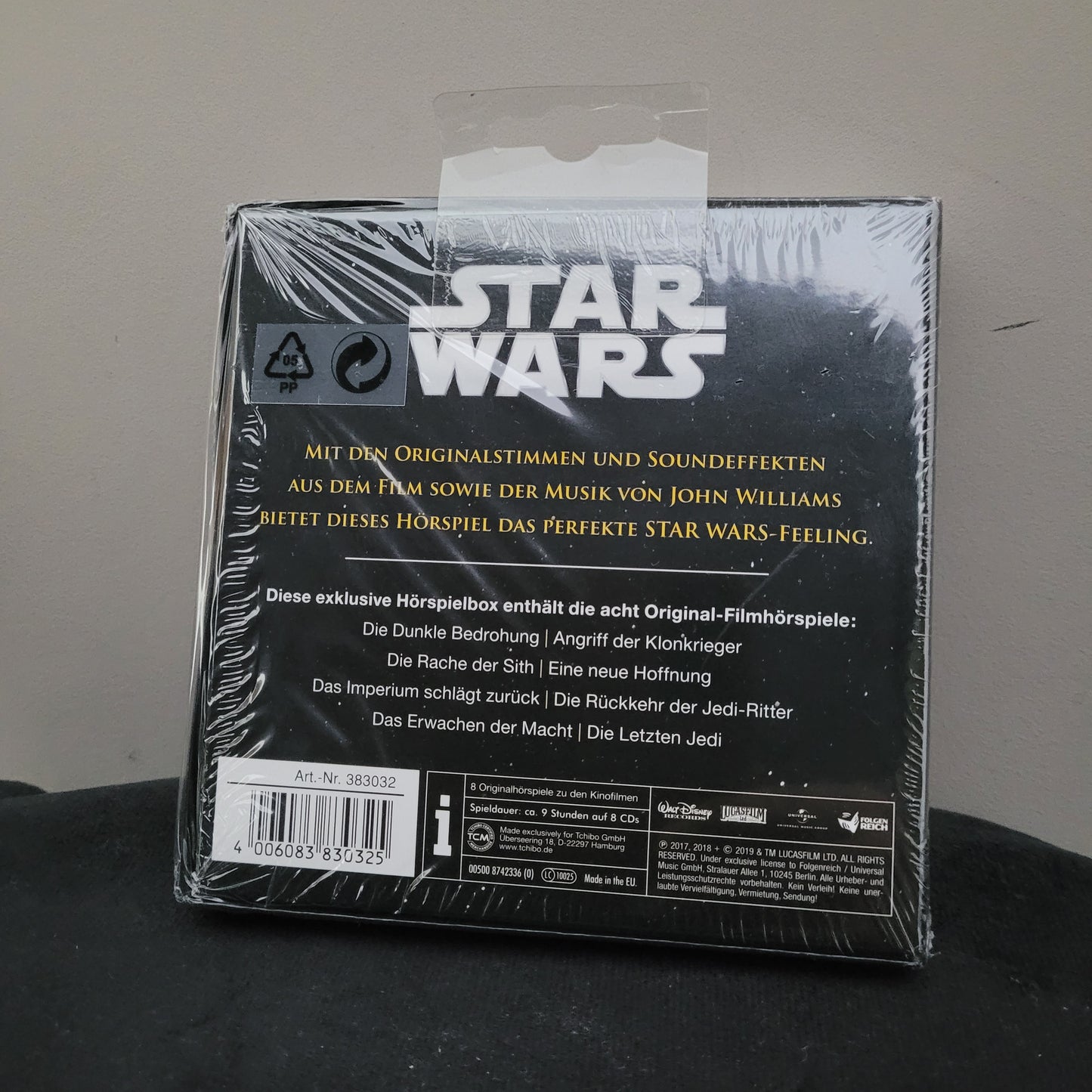 Star Wars Hörspiele CD Episode I-VII 1-7 – Rückseite mit technischen Details und EAN 4006083830325 Das Bild zeigt die Rückseite der Star Wars Hörspiele CD Episode I-VII 1-7, ein hochwertiges Set für Fans und Sammler. Die Verpackung enthält technische Details zur CD-Edition sowie die eindeutige EAN 4006083830325, die eine präzise Identifikation des Produkts ermöglicht. Die Rückseite gibt einen Überblick über die enthaltenen Hörspiel-Episoden und weitere relevante Informationen.