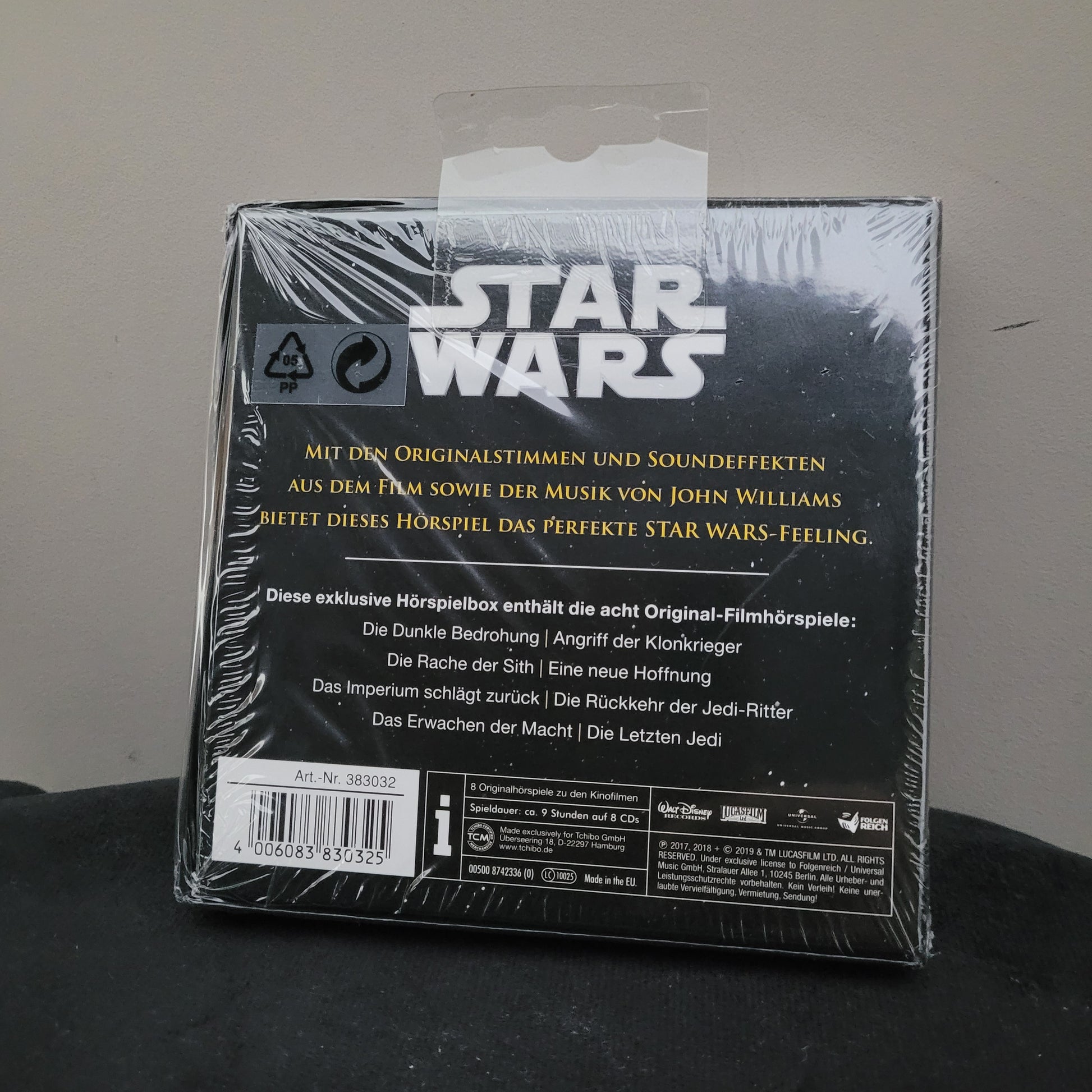 Star Wars Hörspiele CD Episode I-VII 1-7 – Rückseite mit technischen Details und EAN 4006083830325 Das Bild zeigt die Rückseite der Star Wars Hörspiele CD Episode I-VII 1-7, ein hochwertiges Set für Fans und Sammler. Die Verpackung enthält technische Details zur CD-Edition sowie die eindeutige EAN 4006083830325, die eine präzise Identifikation des Produkts ermöglicht. Die Rückseite gibt einen Überblick über die enthaltenen Hörspiel-Episoden und weitere relevante Informationen.