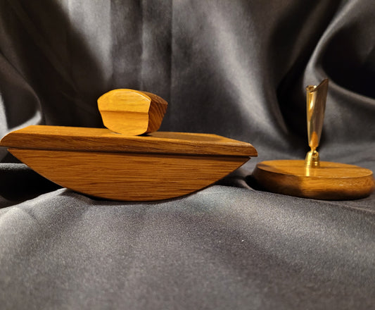 Vintage Stifthalter aus Holz (8 cm) und Tintenwippe aus Holz (15 cm), handgefertigte Schreibtisch-Accessoires, dekorativ auf schwarzem Stoffhintergrund präsentiert.