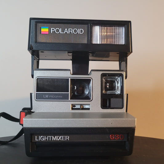Polaroid Supercolor 635 CL Sofortbildkamera mit eingebautem Blitz und Originalverpackung. Perfekt für Vintage-Fotografie und Sammler.