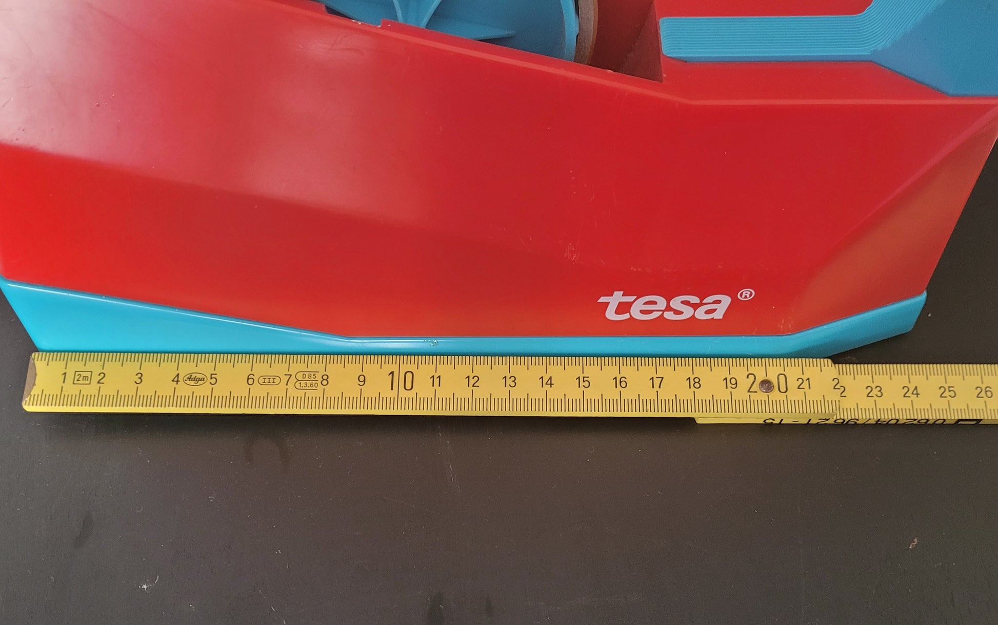 Tesa Abroller seitliche Ansicht mit Zollstock. Ca. 24cm.