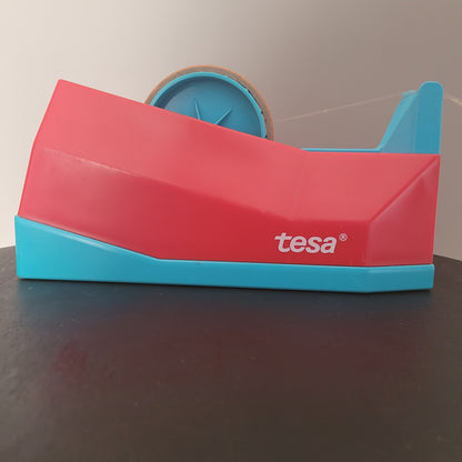 Tesa Abroller Hauptfoto. Seitliche Aufnahme. Rot-blaues Gehäuse mit "tesa" - Aufschrift.