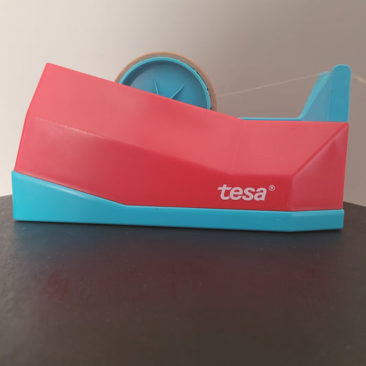 Tesa Abroller Hauptfoto. Seitliche Aufnahme. Rot-blaues Gehäuse mit "tesa" - Aufschrift.