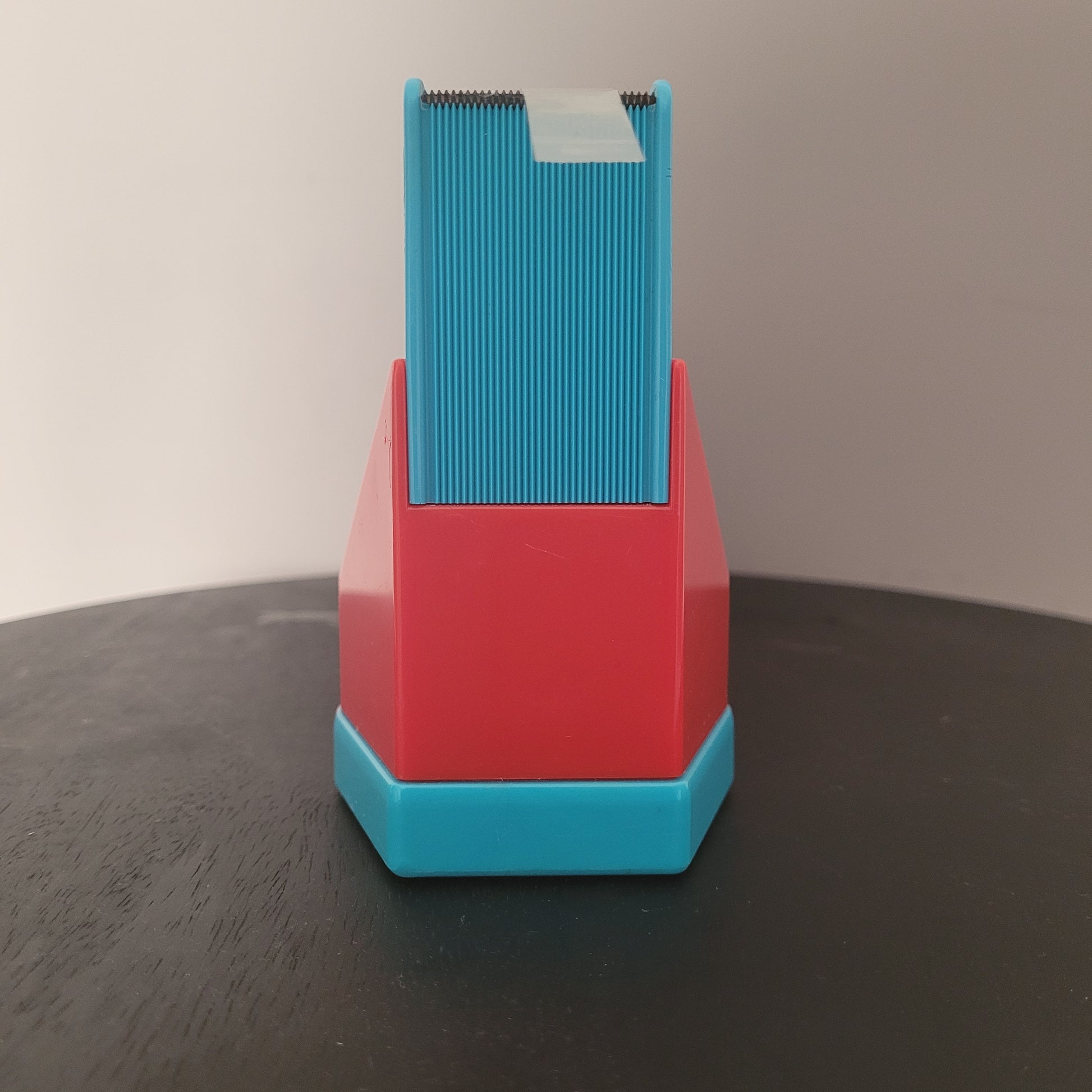 Tesa Abroller Rückansicht. Rot-blaues Gehäuse.
